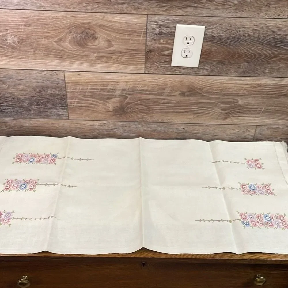 VINTAGE Hand Embroidered Linen Floral Table Runner 18 1/4” W X 39” L